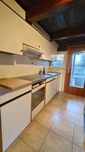 Dapur atau dapur kecil di Charmantes Haus in Unterseen