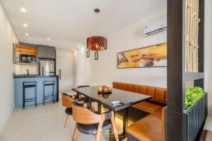 a kitchen and dining room with a table and chairs at Apto c/ Vista Mar | 500m Praia Itapema DSH1702 in Meia Praia