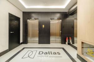 a lobby with two elevators in a building at Apto c/ Vista Mar | 500m Praia Itapema DSH1702 in Meia Praia