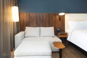 Postel nebo postele na pokoji v ubytování Courtyard by Marriott Puebla Las Animas
