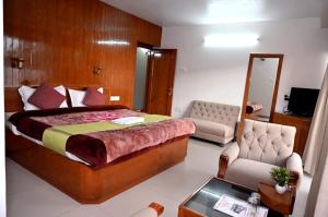 Postel nebo postele na pokoji v ubytování Tara Home Shimla Near Mall Road