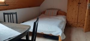 a small bedroom with a bed and a table and chairs at Blaues Haus-Urlaub mit Alpakas oder nur eine schöne Unterkunft in der schaalseergion in Carlow