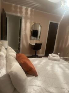 Postel nebo postele na pokoji v ubytování Cocoa Breeze Nook Suite