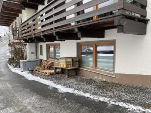Budova, v ktorej sa apartmán nachádza + 13 fotografií