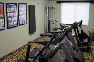 Fitness centrum a/nebo fitness zařízení v ubytování Expressway Suites Fargo