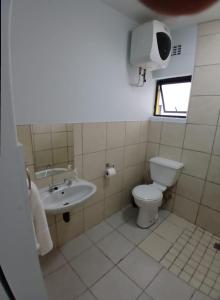 un baño con inodoro y lavabo en Grace Villas 25, en East London