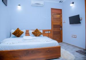 En eller flere senge i et værelse på Hotel Rolax Dar es salaam
