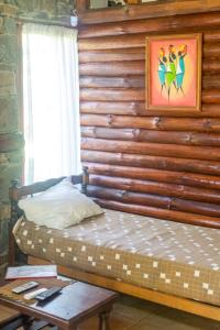 una cama en una habitación con una pared de madera en Bosque Hermoso, en San Rafael 37 fotos más