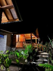 una casa di notte con piante in primo piano di Bintang Homestay a Tetebatu Altre 18 foto
