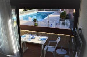 Bazén v ubytování Appart Studio mezz 2 couchages PORT LEUCATE NATURISME PL010-453 nebo v jeho okolí + 4 fotografie