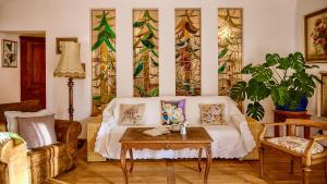 DziwiszówDom na Leśnym Zaciszu 2的客厅里有一张沙发和一张桌子。