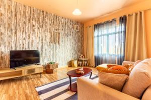 ein Wohnzimmer mit Sofa und Fernseher in der Unterkunft Home Thomas in Lombada dos Marinheiros