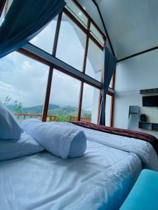 Postel nebo postele na pokoji v ubytování Dieng cabin atas awan