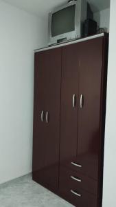 レコンキスタにあるCasona Apart2の褐色のキャビネット(テレビ付) +7枚の写真