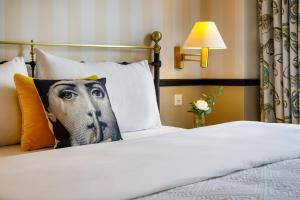 Voodi või voodid majutusasutuse Opera Hotel Zürich toas