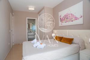 ein Schlafzimmer mit einem Bett und einem Gemälde an der Wand in der Unterkunft Casa Siesta Ivan Luxury Homes 11ªPlta Sur 1ªLinea in Oropesa del Mar + 18 Fotos