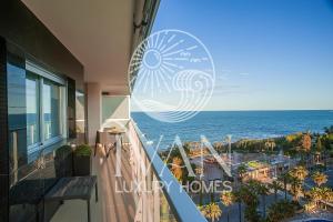 ein Balkon mit Blick auf das Meer in der Unterkunft Casa Siesta Ivan Luxury Homes 11ªPlta Sur 1ªLinea in Oropesa del Mar