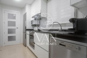 eine Küche mit einer Spüle und einem Ventilator auf der Theke in der Unterkunft Casa Siesta Ivan Luxury Homes 11ªPlta Sur 1ªLinea in Oropesa del Mar