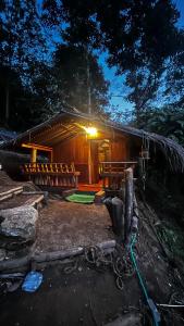 KanthalloorにあるAlpine Mud house Kanthalloorのホース付きのログキャビン
