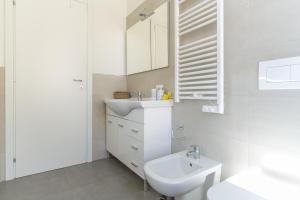 Un baño blanco con lavabo e inodoro. en Casa Madera with lovely terrace, en Milán 43 fotos más