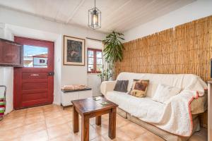 a living room with a couch and a table at Casa da Praia 2 in Budens