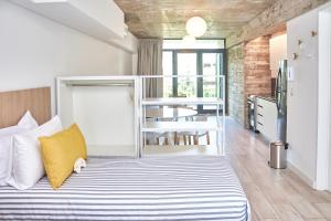布宜诺斯艾利斯Up Recoleta Apartments的一间卧室配有一张黄色枕头的床
