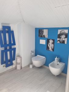 Ένα μπάνιο στο Light Blu House