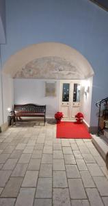 La Corte dei Sarti في كوبرتينو: غرفة مع مقعد وسجادة حمراء