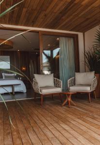 Ein Sitzbereich in der Unterkunft Yemanjá Hotel by Preabeach Experience