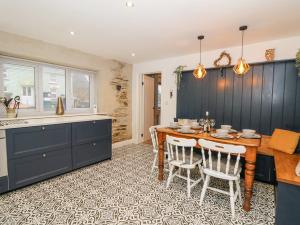 une cuisine et une salle à manger avec une table et des chaises dans l'établissement La Bastille, à Haverfordwest 32 autres photos