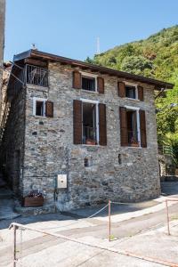 un edificio in pietra con finestre sul lato di Lake Como - Great View a Gravedona
