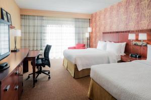 Postel nebo postele na pokoji v ubytování Courtyard by Marriott Chicago Naperville