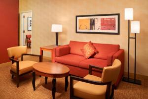 Posezení v ubytování Courtyard by Marriott Chicago Naperville