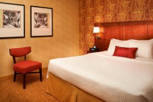 Postel nebo postele na pokoji v ubytování Courtyard by Marriott Chicago Naperville + 14 fotografií
