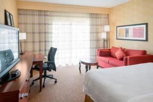 TV a/nebo společenská místnost v ubytování Courtyard by Marriott Chicago Naperville
