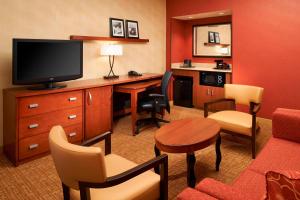 TV a/nebo společenská místnost v ubytování Courtyard by Marriott Chicago Naperville