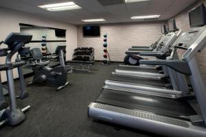 Fitness centrum a/nebo fitness zařízení v ubytování Courtyard by Marriott Chicago Naperville