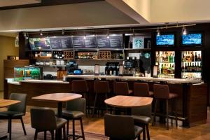 Lounge nebo bar v ubytování Courtyard by Marriott Chicago Naperville