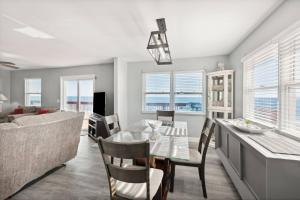 Un comedor y una sala de estar con mesa y sillas. en The Beach Bum, en Ponte Vedra Beach