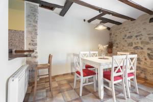 a dining room with a white table and chairs at Apartamento Casa El Cojo 2a in Alcalá de la Selva