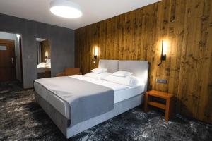 Łóżko lub łóżka w pokoju w obiekcie Hotel Horal