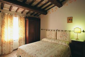 Tempat tidur dalam kamar di Agriturismo Casale nel Parco dei Monti Sibillini