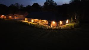 ein Haus mit Lichtern an der Seite bei Nacht in der Unterkunft Campingkamer in Knegsel