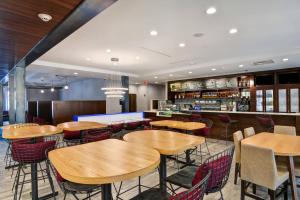 Lounge nebo bar v ubytování Courtyard by Marriott Long Island Islip/Courthouse Complex