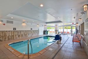 Bazén v ubytování Courtyard by Marriott Long Island Islip/Courthouse Complex nebo v jeho okolí