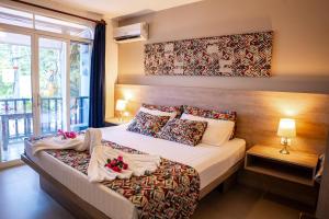 a bedroom with a bed and a window at Hotel Giada in Sámara