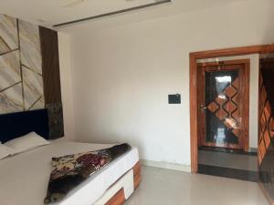 Letto o letti in una camera di Raj Palace