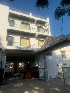 un edificio bianco con un cartello davanti di Raj Palace a Ajmer