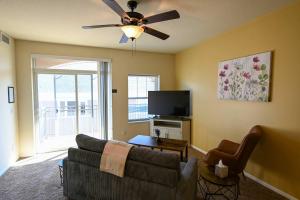 TV a/nebo společenská místnost v ubytování Cozy 1 Bedroom 1 Bathroom Near Mayo Clinic