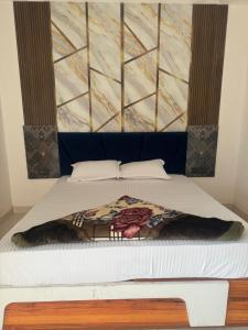 un letto con una coperta sopra di Raj Palace a Ajmer